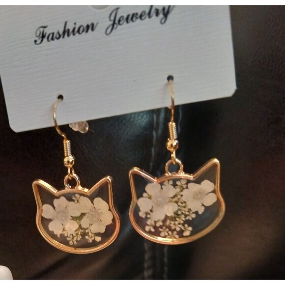 Gold Wired White Flowers Cat Face Earrings - Picture 3 of 5